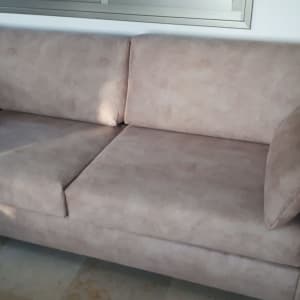 ספה מרופדת בבד בז