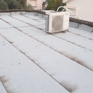 גג אטום עם יריעות ביטומניות ומזגן