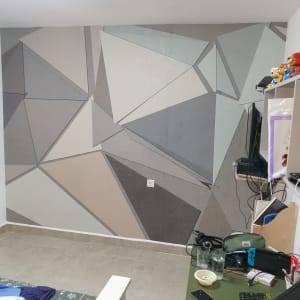 קיר עם טפט גיאומטרי בצבעים ניטרליים