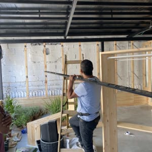 חשמלאי עובד על תקרה עם סולם וכלים