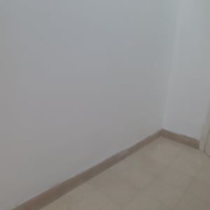 קיר עם פאנל רצפה, ללא אלמנטים נוספים