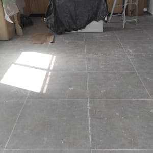 רצפה מלוכלכת עם סולם ומטאטא בפינה