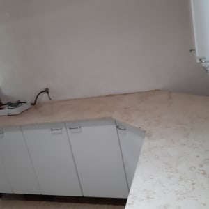 ארונות מטבח לבנים עם משטח עבודה ריק