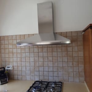 כיריים ומנדף נירוסטה במטבח