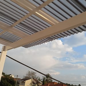 פרגולה מאלומיניום עם גג שקוף למחצה