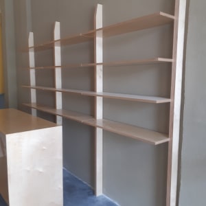 מדפי עץ מותקנים על קיר, שולחן עץ