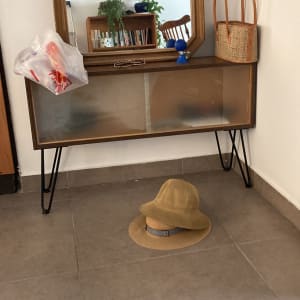 מראה עם מסגרת עץ על קיר לבן