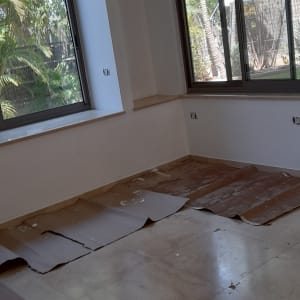 ניירות חומים על הרצפה להגנה בזמן צביעה