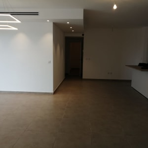 חדר ריק עם רצפה נקייה ותאורה מודרנית