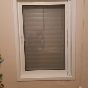 חלון אלומיניום עם תריסים סגורים