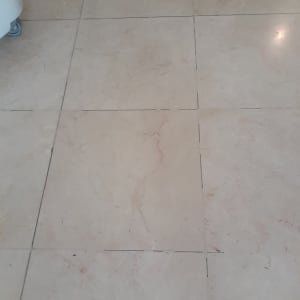 רצפת אריחים נקייה עם גלגלי עגלה בצד