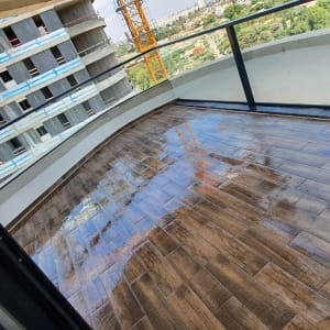 רצפה רטובה לאחר ניקוי במרפסת