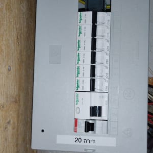 לוח חשמל עם מפסקים של שניידר