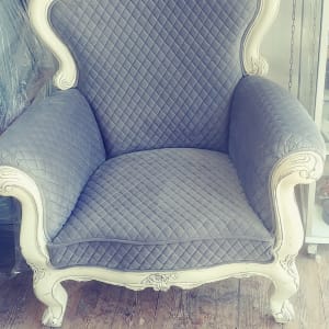 כורסה מרופדת בבד מרופד עם דוגמת יהלומים