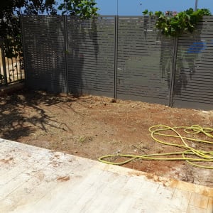 צינור השקיה מונח על אדמה בגינה