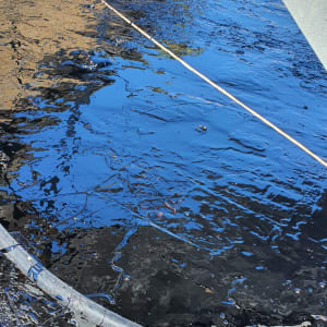 זפת נוזלית על גג לאיטום מפני מים