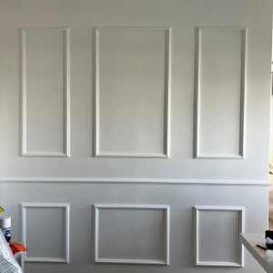 קיר גבס עם מסגרות דקורטיביות לבנות