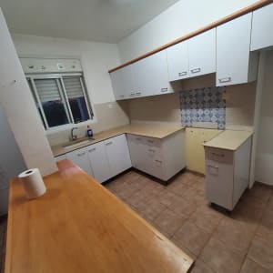 מגבת נייר על שולחן עץ במטבח נקי