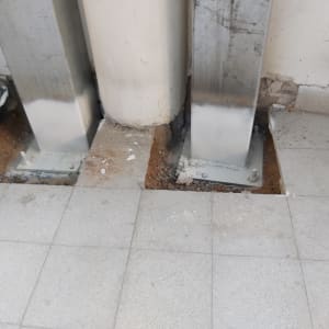 התקנה ועיגון של עמודי מתכת לתשתית הרצפה במהלך שיפוץ