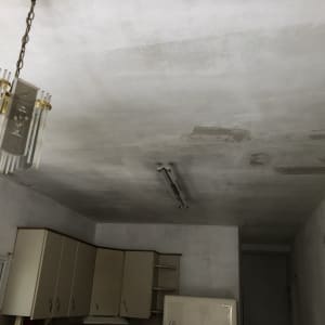 תקרה עם תיקוני צבע וטיח בחדר פנימי