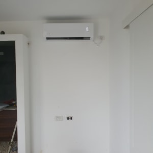 מזגן מותקן על קיר לבן בחדר