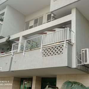 מעקה מתכת לבן על מרפסת בניין