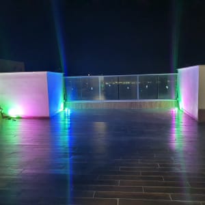 אורות צבעוניים מותקנים על מרפסת בלילה