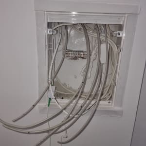 ארון תקשורת פתוח עם כבלים חשופים ומחברים
