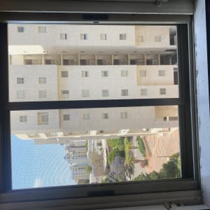 חלון אלומיניום עם מסגרת ומסך רשת