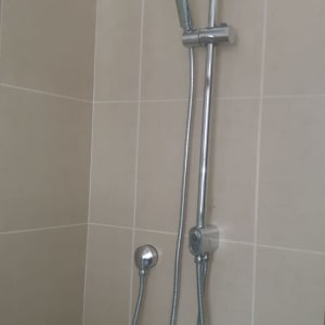 ראש מקלחת כפול עם צינור מתכת