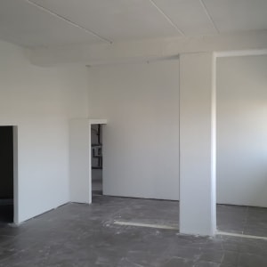 קירות צבועים בלבן בחדר ריק עם חלונות