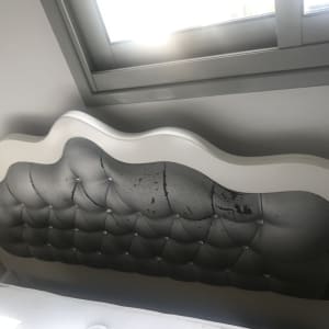 ראש מיטה מרופד עם כפתורים דקורטיביים