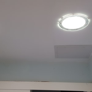 פתח אוורור בתקרה ליד תאורה עגולה