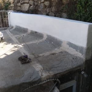 קיר אטום בצבע לבן על גג בטון