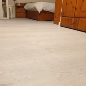 רצפת פרקט עץ בהירה בחדר שינה