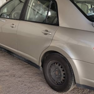 רכב חונה עם פגוש אחורי פגום במוסך