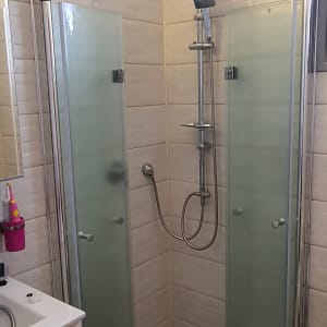 מקלחת עם דלתות זכוכית וברז גשם מרובע