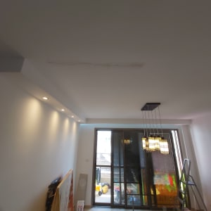 סדק בגבס בתקרה עם תאורה סמוכה