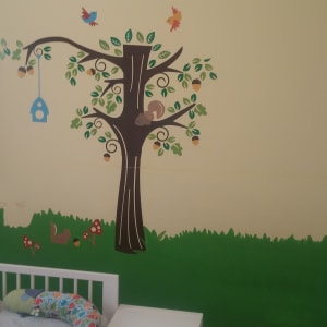 ציור עץ עם עלים, סנאי וציפורים על קיר