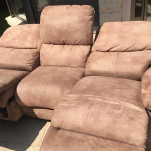 ספה חומה עם ריפוד קטיפה בחוץ