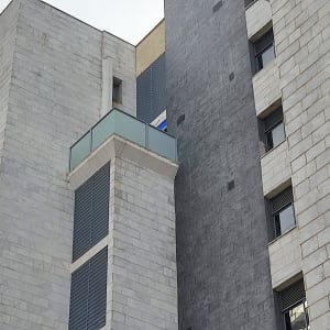 מעקה אלומיניום במרפסת בניין מודרני