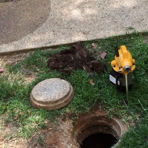 פתח ביוב עם מכסה פתוח וכלי עבודה צהוב