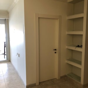 קיר גבס עם דלת ומדפים מובנים