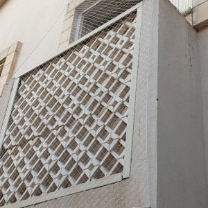 רשת למניעת כניסת יונים על חלון בניין