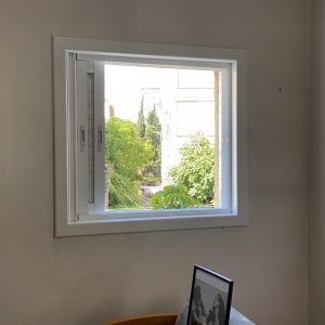 חלון אלומיניום עם מסגרת לבנה