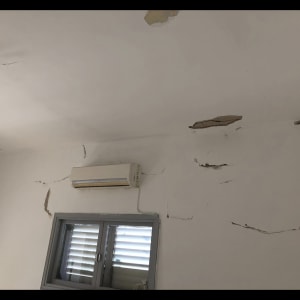 קירות עם סדקים ותקרה מתקלפת