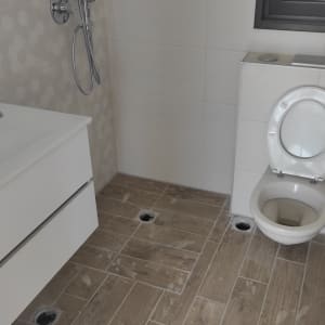 רצפה מלוכלכת עם כתמים בחדר אמבטיה