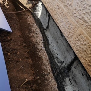 איטום קיר חיצוני עם חומר שחור