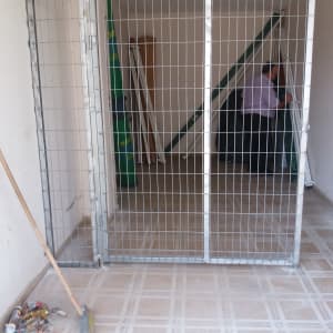 שער מתכת עם סורגים בחדר ריק