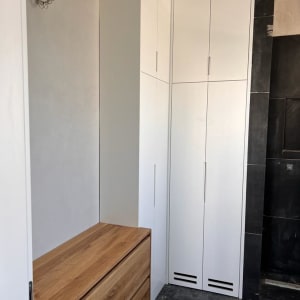 ארון לבן עם ידיות ומגירות עץ